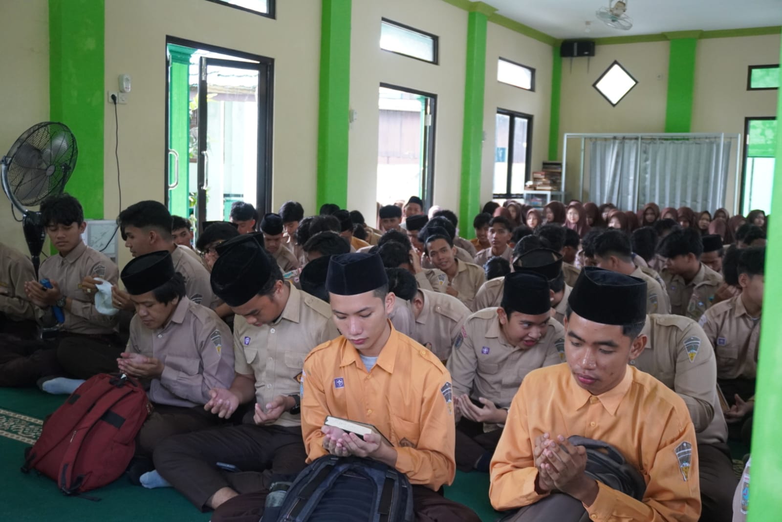 Doa dan Harapan Mengiringi, MAN 2 HSU Laksanakan Khataman Al-Qur’an Bersama Kelas XII